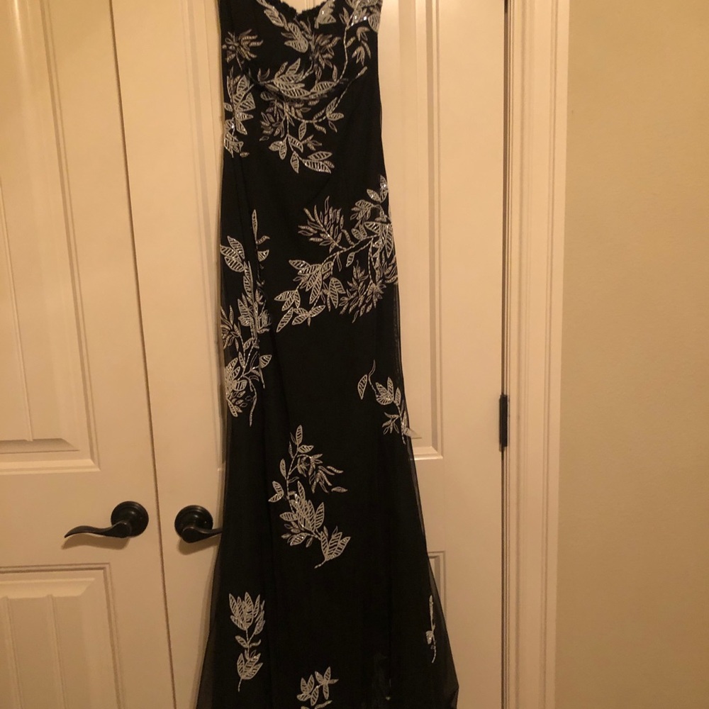 Cache Elegant Black Dress with White Embroidery